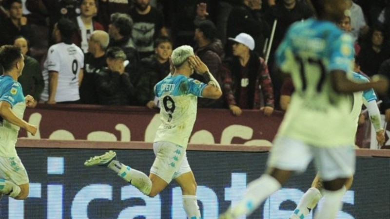 Racing derrotó sobre el final a Lanús y es el único puntero del campeonato